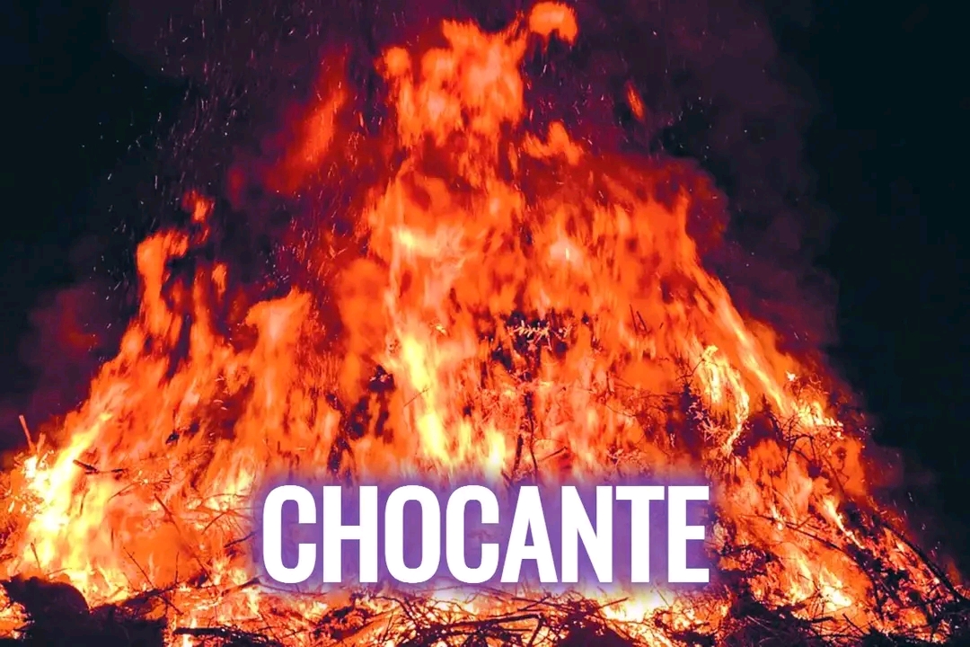 Homem capturado pela população a atear fogo