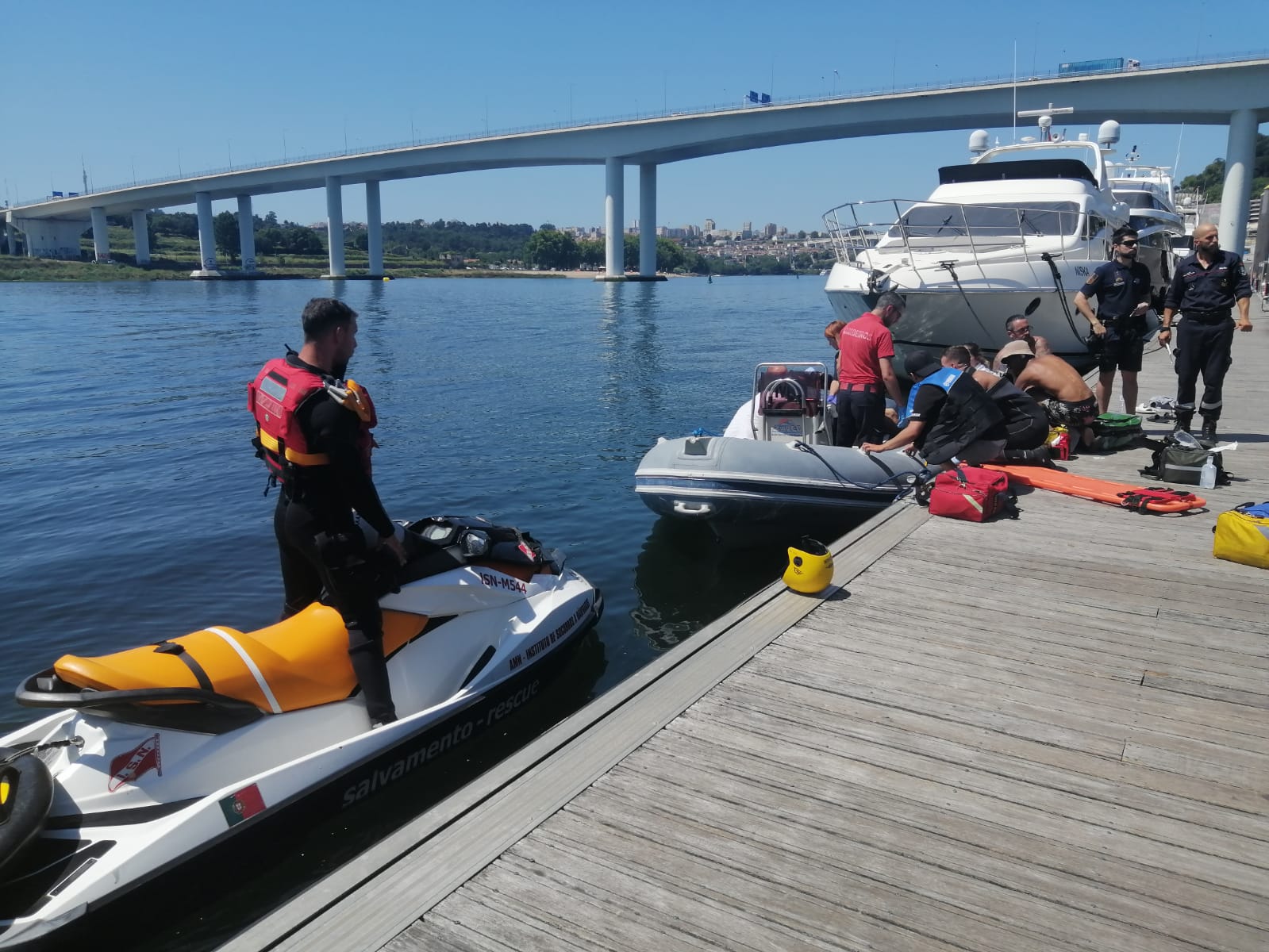 Colisão de motas de água no Rio Douro mata pai de 47 anos; filha fica ferida com gravidade