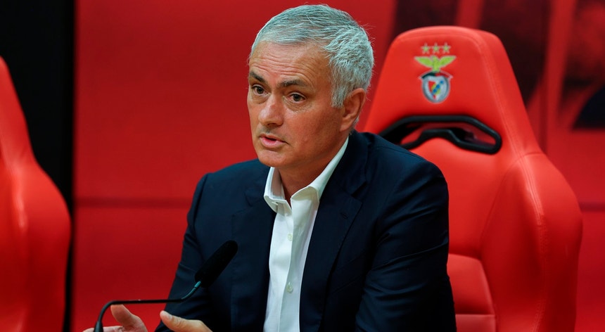 Quem é a mulher que José Mourinho abraçou em Stamford Bridge?