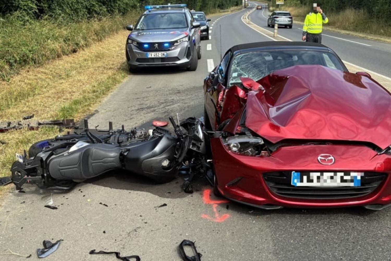Brutal colisão entre carro e moto mata na A4
