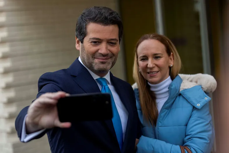 Mulher de André Ventura com o coração nas mãos. O que ela sofre com a vida política e como foi forçada a ficar na sombra do marido