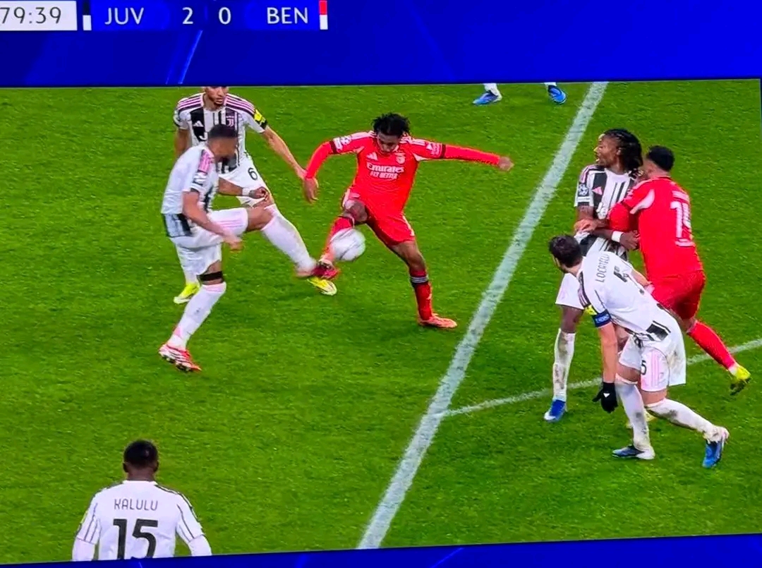 Benfica perde em Turim e está com um pé fora da Champions