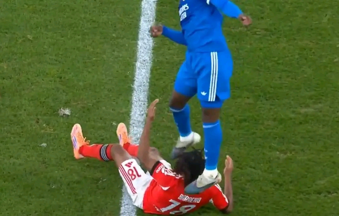 (VÍDEO) Camavinga pisou a cabeça de Leandro Barreiro e nem cartão amarelo levou