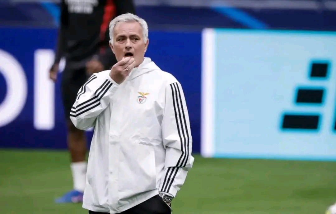 José Mourinho completamente arrasado pelos benfiquistas após a eliminação contra o Real Madrid