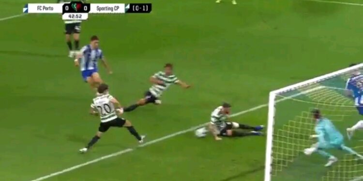 (VÍDEO) FC Porto pediu penálti duas vezes no mesmo lance