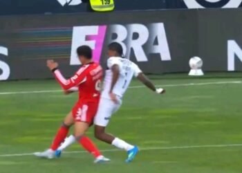 (VÍDEO) Otamendi expulso com vermelho direto por causa desta falta