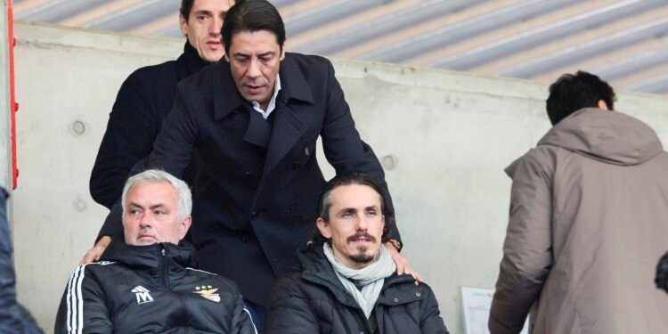 Silêncio de Mourinho gera incómodo na Luz