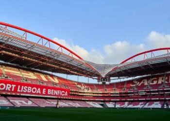 CMVM exige esclarecimento ao Benfica sobre a situação de José Mourinho